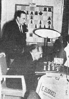 Agustín Pujol siguiendo la partida de ajedrez Eliskases vs. F.J.Pérez en el I Torneo Internacional de Ajedrez Costa del Sol 1961