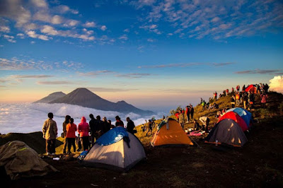 Gunung Prau adalah gunung kecil yang menjadi tujuan paling favorit para pendaki di Indonesia khususnya pulau Jawa