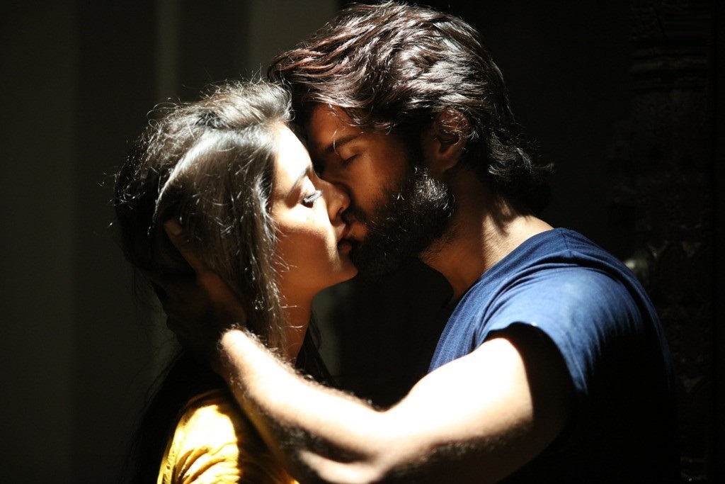 Dwaraka: Vijay Deverakonda & Pooja Jhaveri - Kiss 1