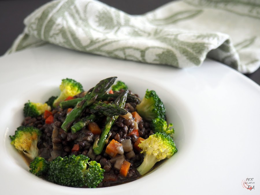 Guiso vegetariano de lentejas caviar, o lentejas beluga, con verduras y ras el hanout, con brócoli y puntas de espárragos trigueros.