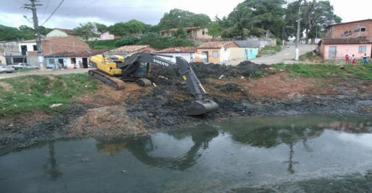 Prefeitura de Maruim inicia limpeza das margens do rio Ganhamoroba