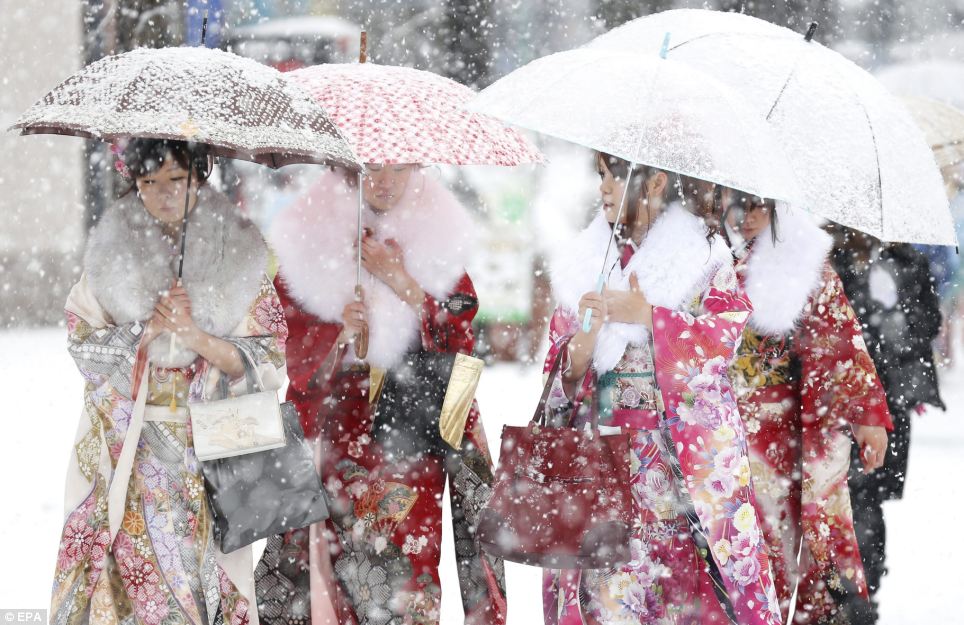 A n z u: Kimonos in the snow