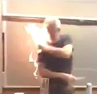 profesor se prende en llamas en la clase de química