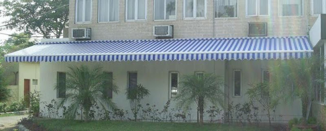 Canopy kain biru salur di rumah
