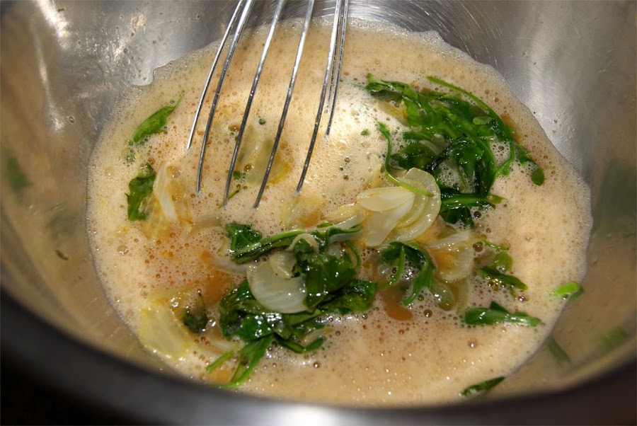 Tortilla de pasta y rúcula paso 