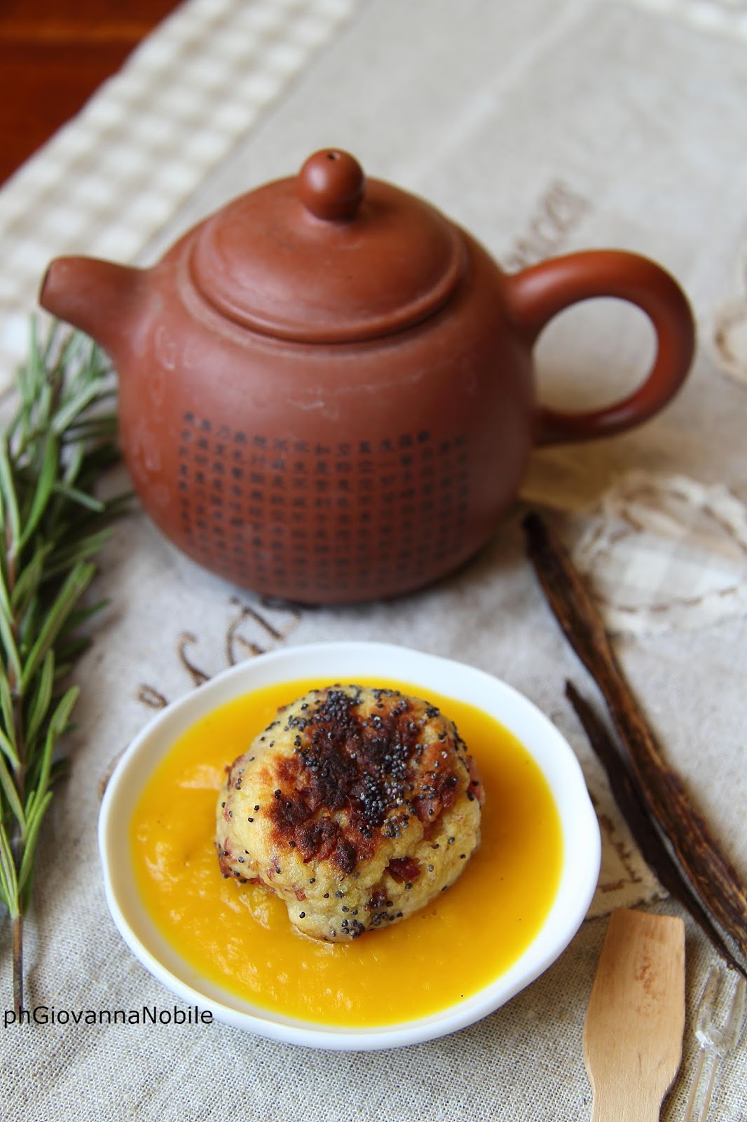 Polpettine di patate e prosciutto cotto su vellutata di zucca alla