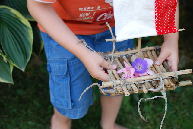 Petit radeau en bambou & plaisir simple - Hello June