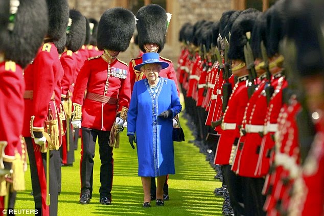 FancyTVChannel : Queen dazzles in royal blue as she presents new ...