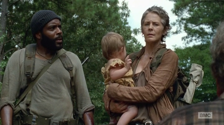 Tyreese y Carol, que lleva en sus brazos a la pequeña Judith