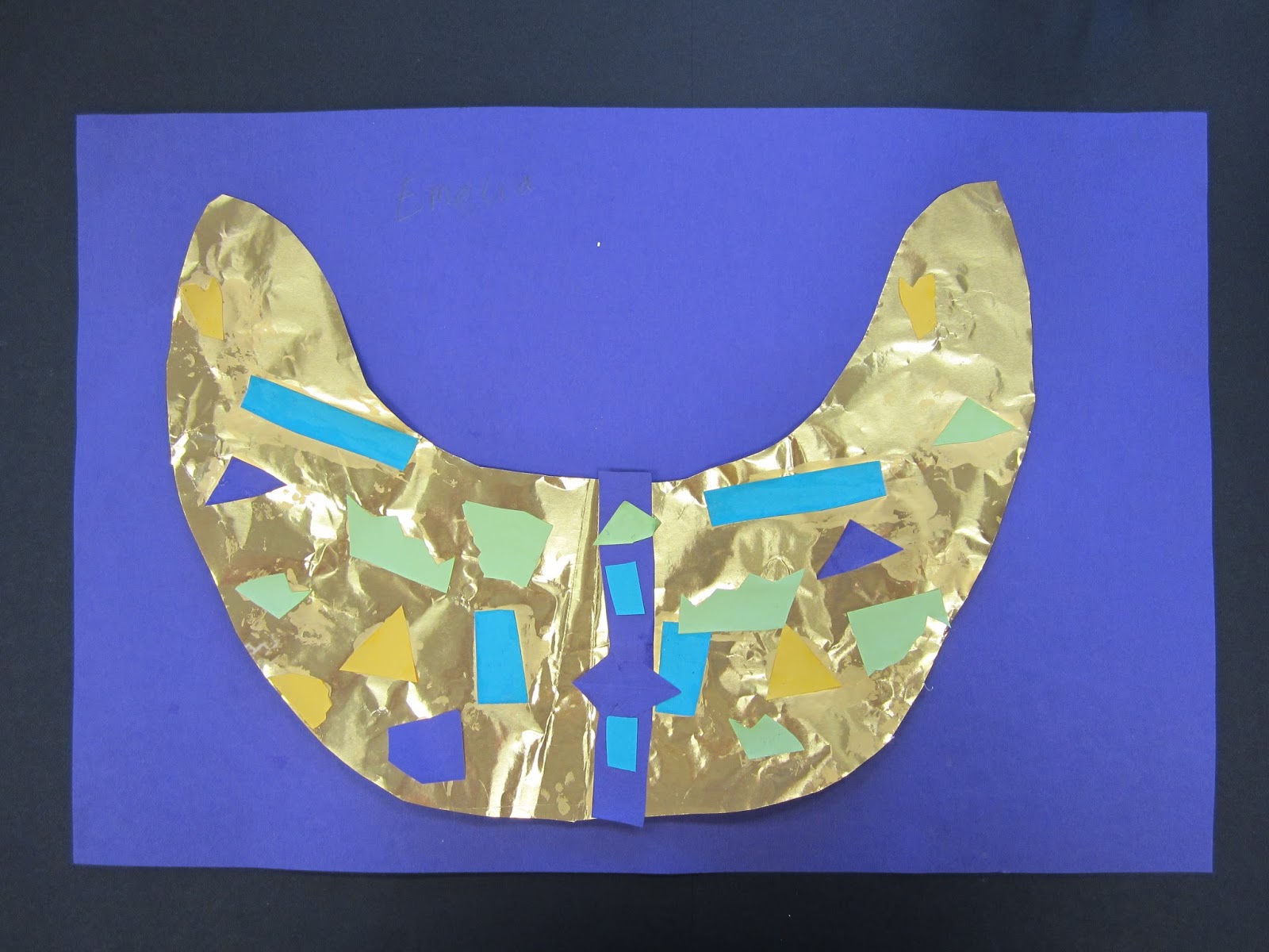 One Crayola Short Egyptian Collars