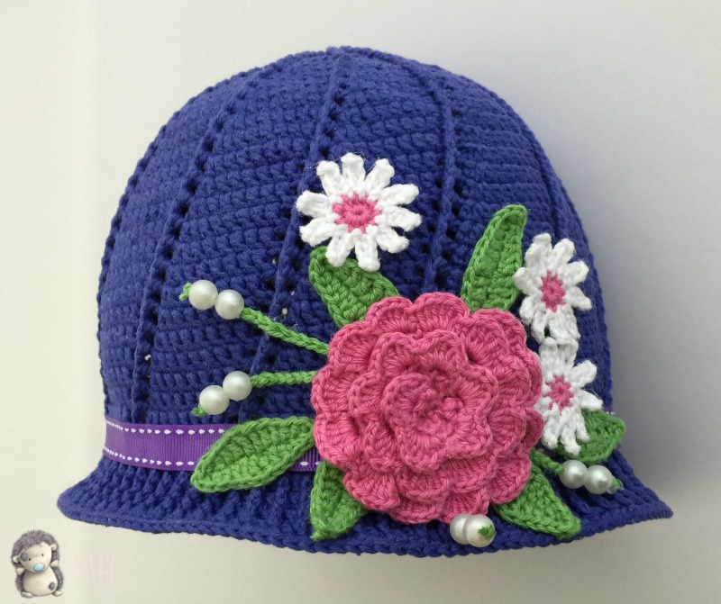 Gorro a crochet con flores para niña