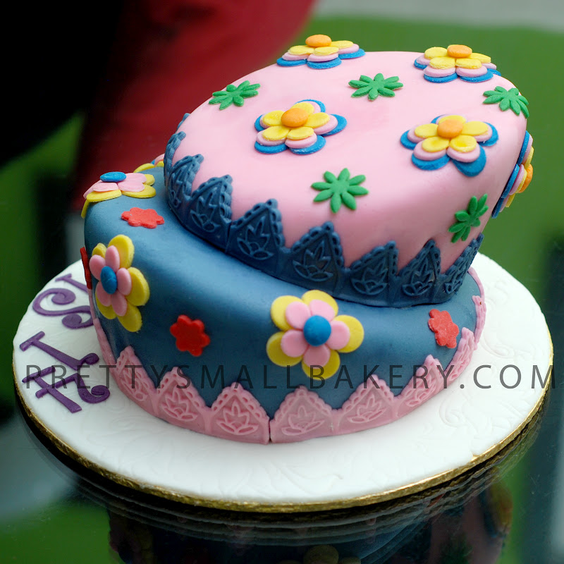 Kek harijadi floral untuk tiscia - Prettysmallbakery