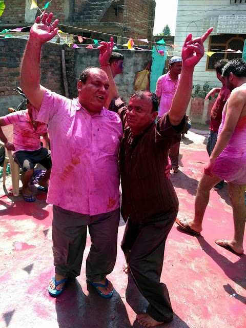आज बेतियावासियों ने जमकर मनाई होली, देखे कुछ तस्वीरें.. 4