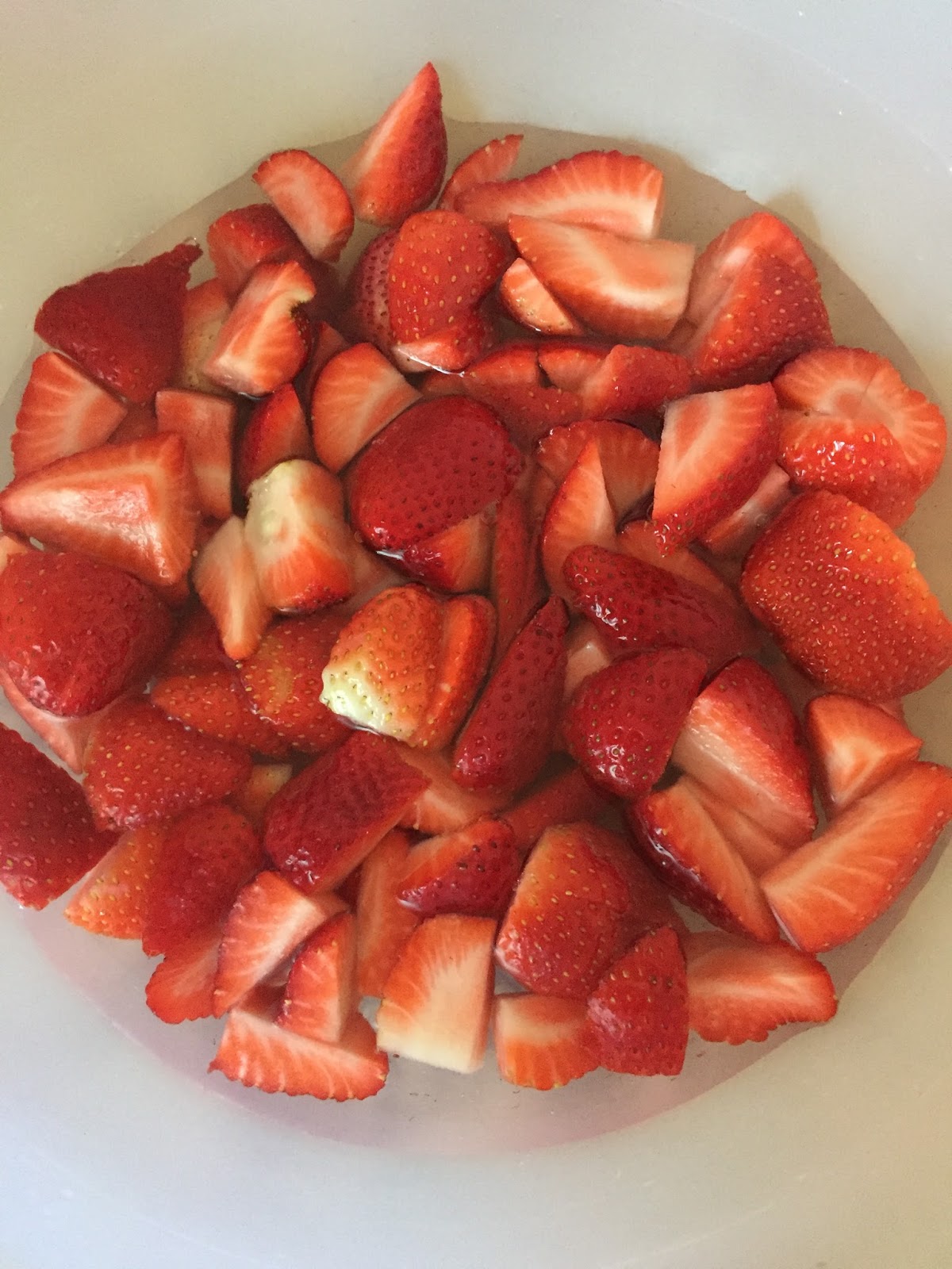 Airing My Laundry, One Post At A Time... How To Make Incredibly Easy Strawberry Shortcake