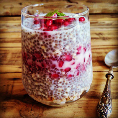 Pudim de Chia com Granola e Romã(sem lactose/glúten/açúcar)