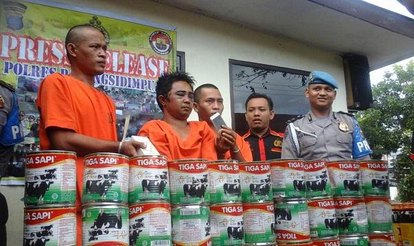 Polisi menggelar temu pers penangkapan ketiga tersangka pencurian Polisi menggelar temu pers penangkapan ketiga tersangka pencurian