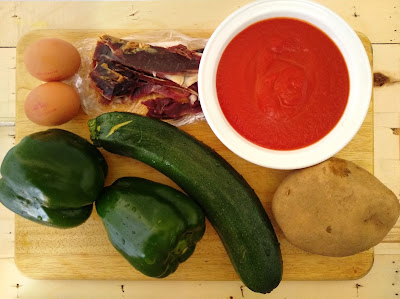 Pisto gallego Pisto gallego la cocinera novata receta cocina gastronomia tradicional española casera guiso bajo en calorias tupper pobres patatas calabacin pimientos jamon huevo