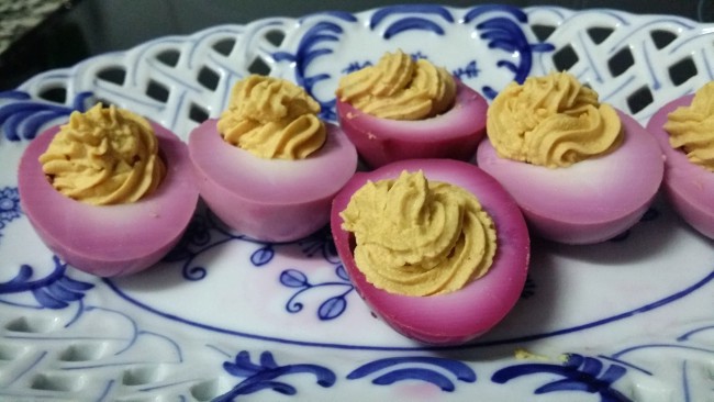 Unos huevos coloreados rellenos de curry