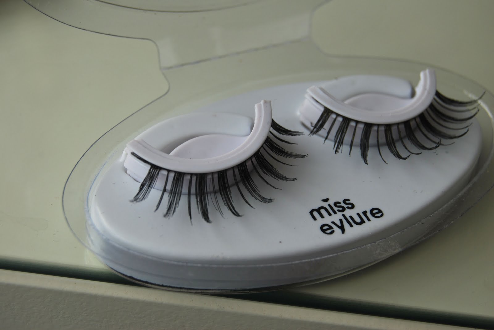 to the madness DECOLOG who's DOLLY Fake Eyelashes Review