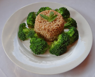 Brązowy ryż z brokułem