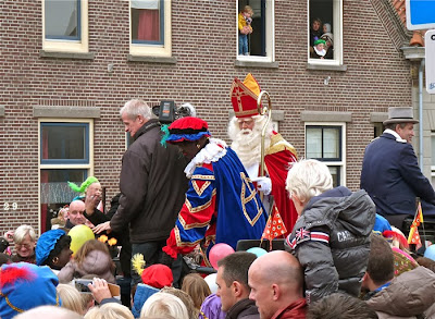 Sinterklaas en Zwarte Piet in de koets in Katwijk - 2013