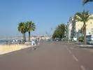 Avenue longeant le bord de mer (baie des Anges), à Nice.