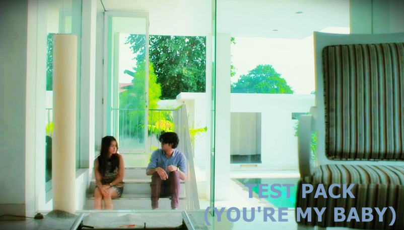 Rumah penuh kaca ini sangat pas menggambarkan hubungan kedua tokoh di dalamnya.