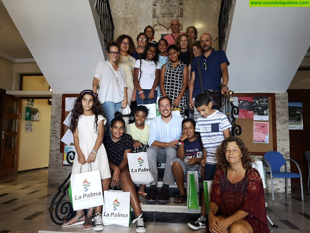 El presidente del Cabildo recibe a menores saharauis que veranean en La Palma
