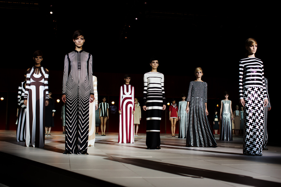 Художественный эскиз одежды. Прада 2023 женская коллекция. Эскизы модельеров. Дизайнер одежды. Марк джейкобс показ коллекции мод 1992.