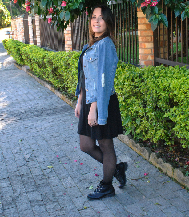 vestido preto com casaco jeans