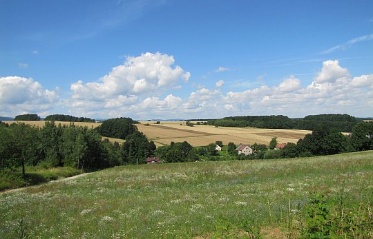 Pierwsze od południa domy wsi Gierałcice (niem. Giersdorf).