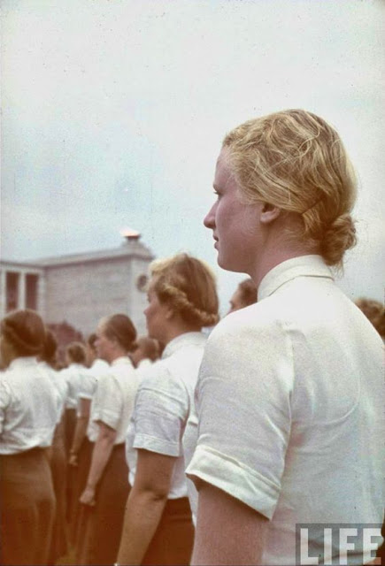 BDM girls at a Reichparteitag, color photos worldwartwo.filminspector.com