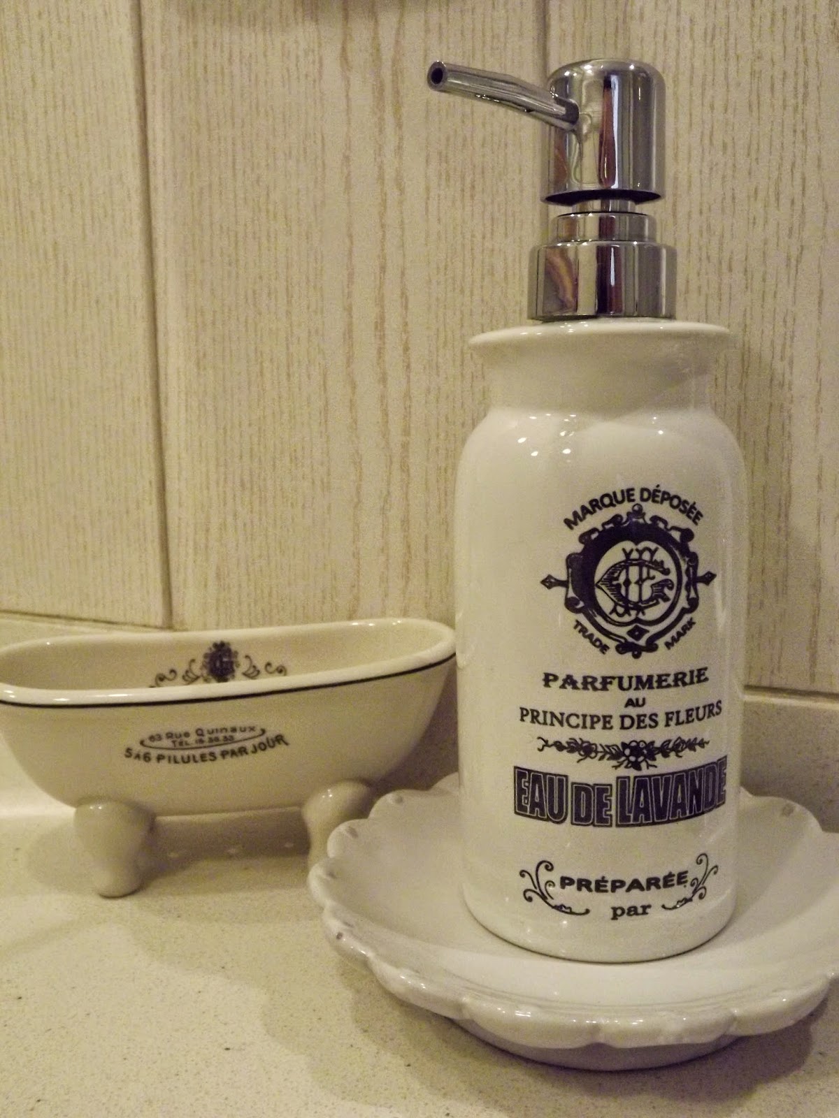 Un vergel en la ciudad: Letras en el cuarto de baño...