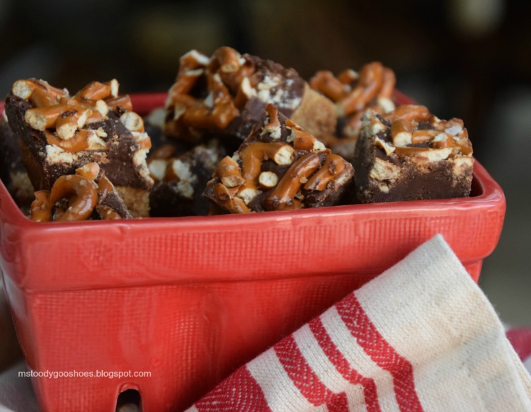 If you like salty and sweet in the same bite, you will LOVE these salty-sweet chocolate pretzel bites! | Ms. Toody Goo Shoes If you like salty and sweet in the same bite, you will LOVE these salty-sweet chocolate pretzel bites! | Ms. Toody Goo Shoes