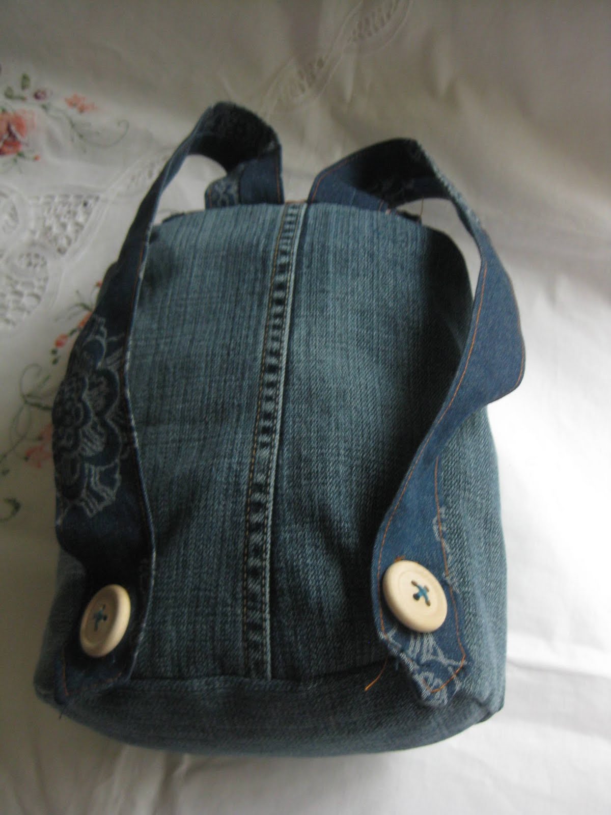 Рюкзак для сменки из старых джинс. Сумка рюкзак из джинсов. Рюкзак из джинсы. Джинсовый рюкзак. Рюкзак из старых джинс.