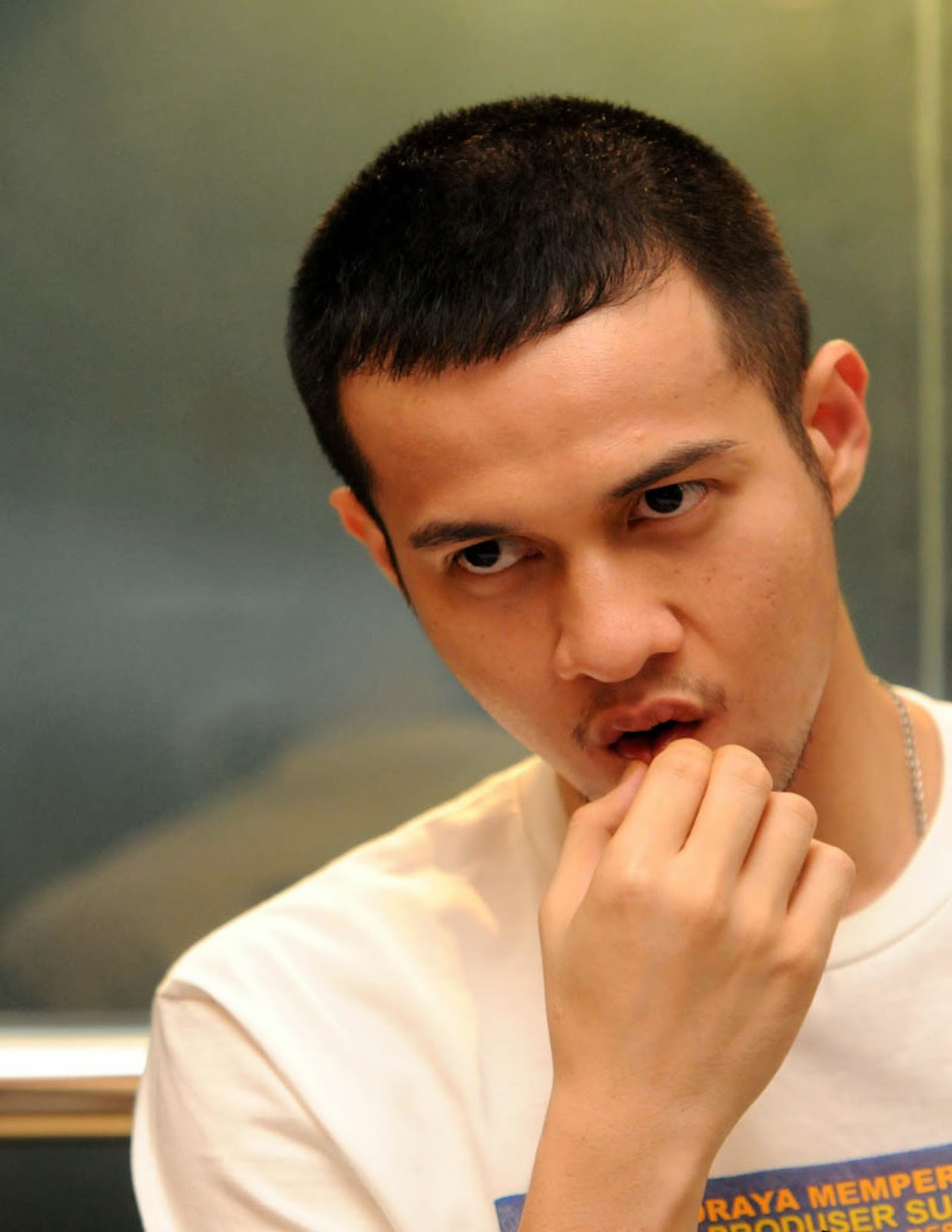 Gaya Rambut Herjunot Ali