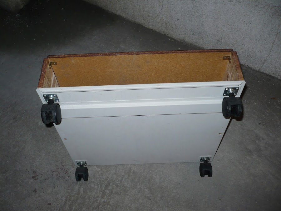 Mesa auxiliar con ruedas con piezas recicladas.