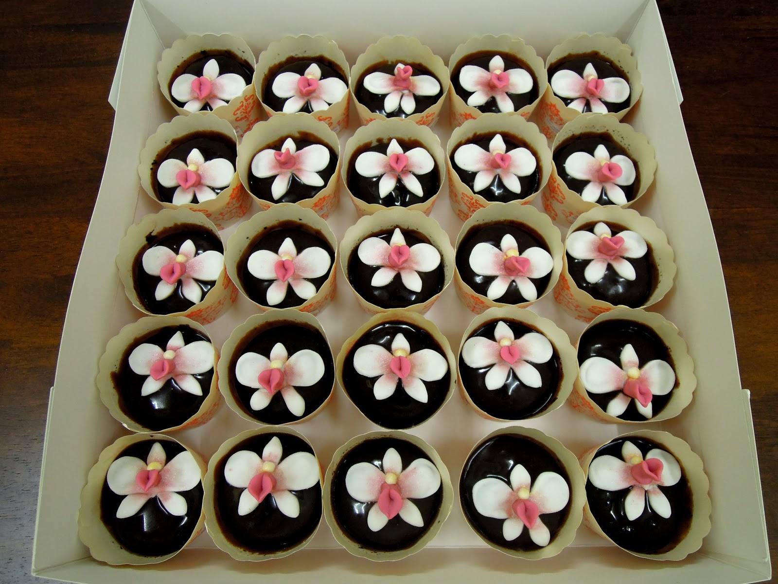 Chocolate Cupcakes with Orchids | Read Sources