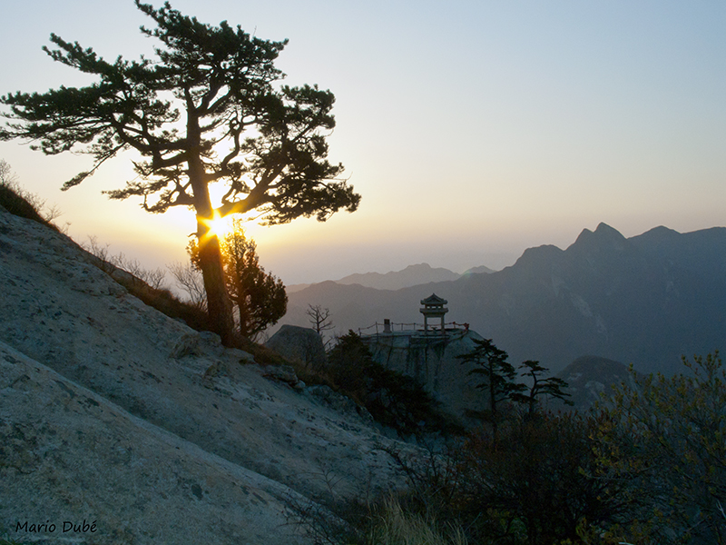 Lever de soleil du haut du pic Est (mont Hua, Chine)