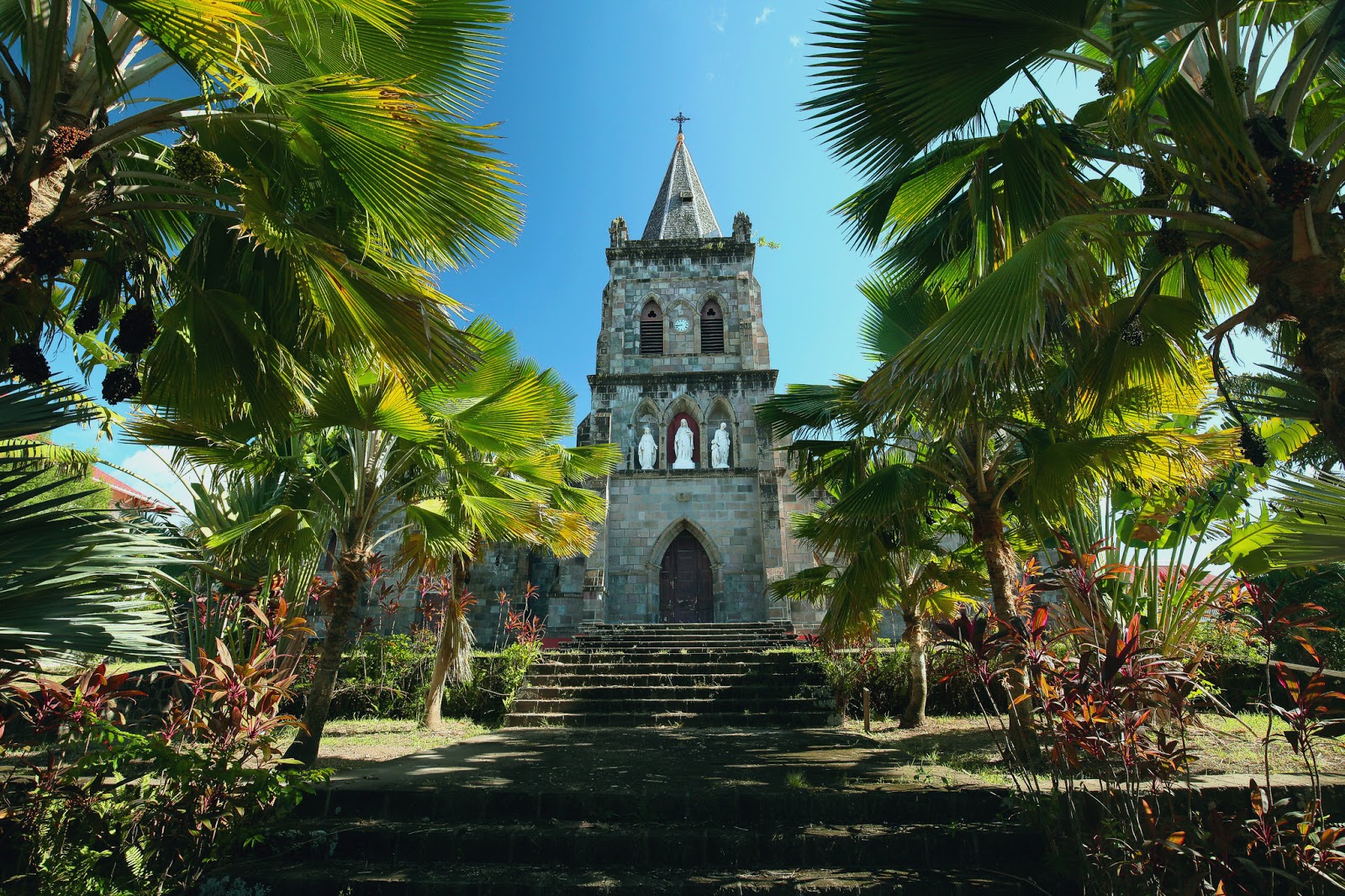 Travel & Adventures Dominica ( Wai‘tu kubuli ). A voyage to