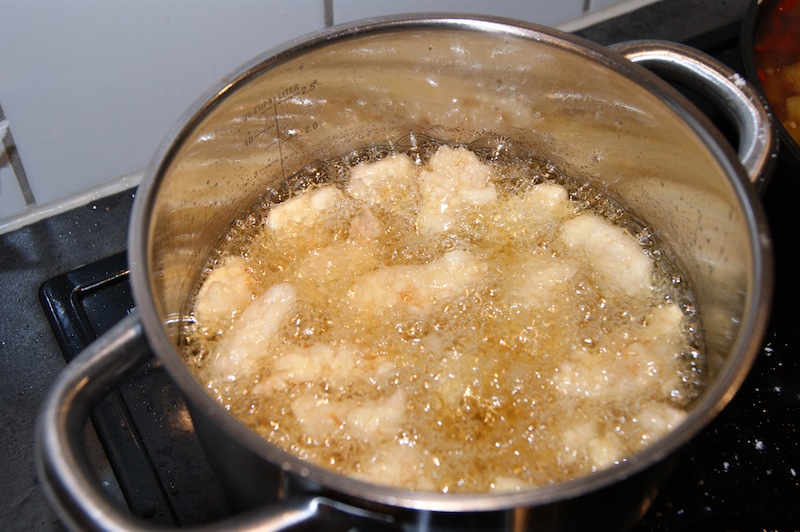 Holy macaroni! Frityrstekt kylling i sursøt saus