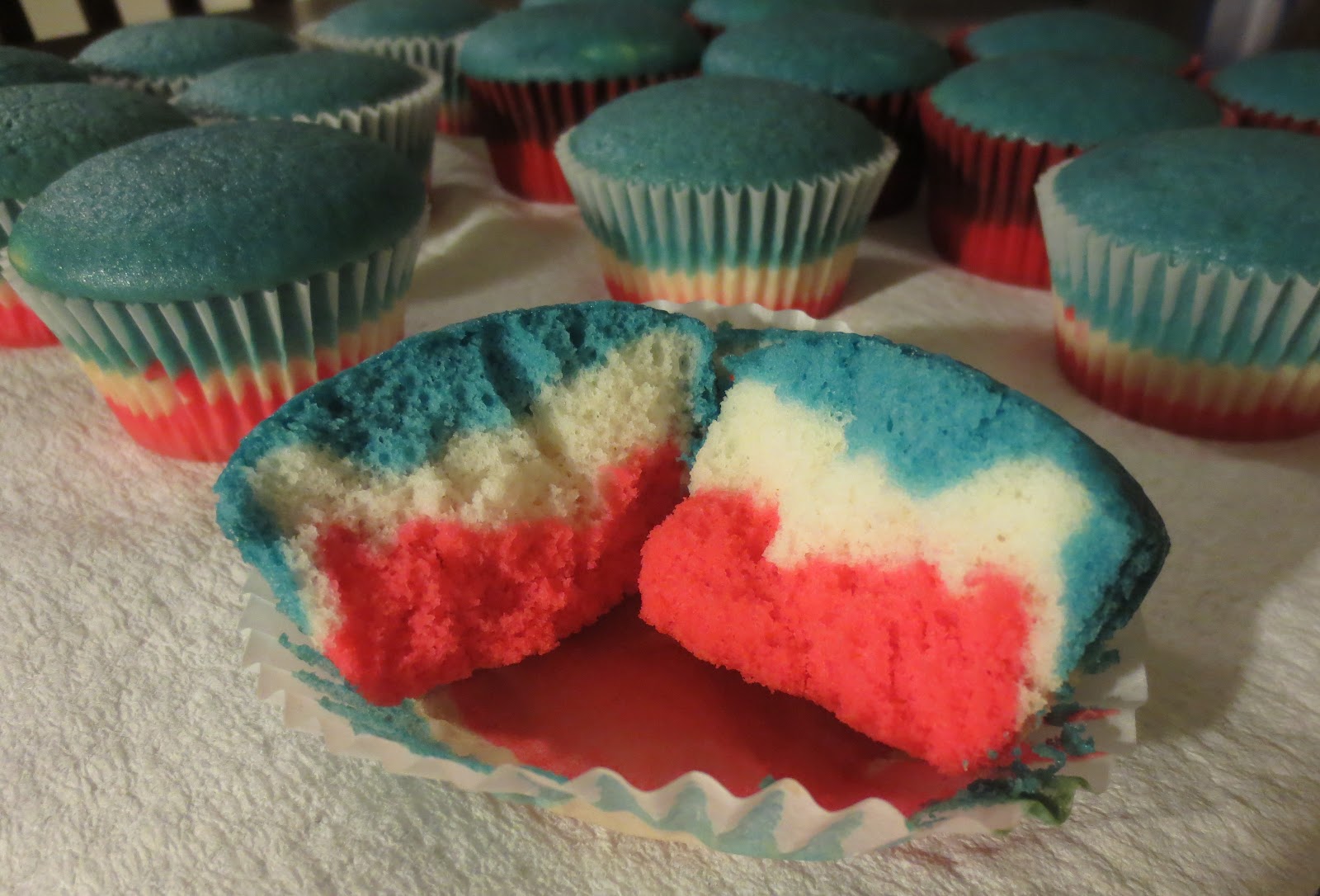 Thoroughly Modern Mrs.: Independence Day Cupcakes!