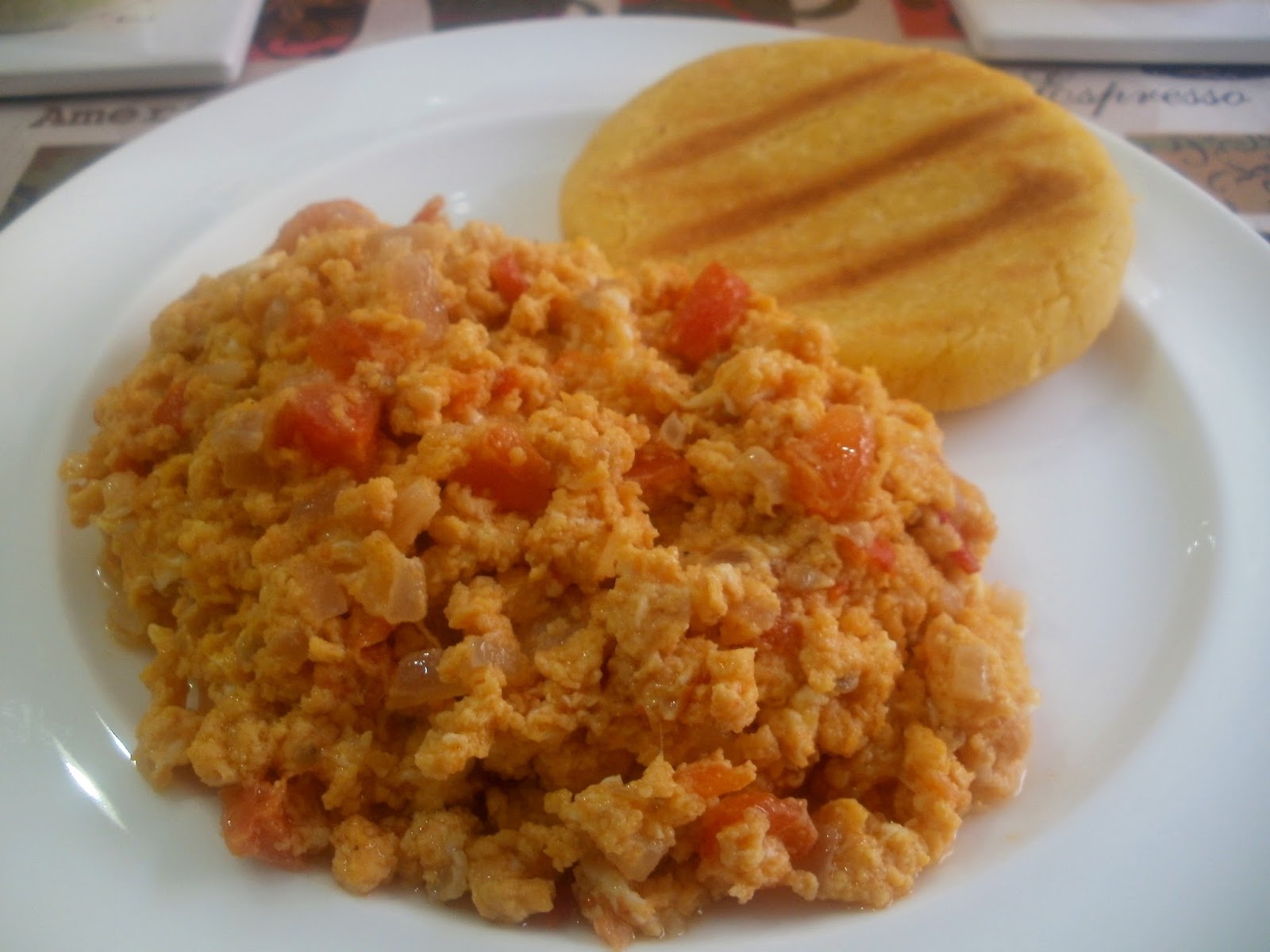 Huevos revueltos con tomate y cebolla