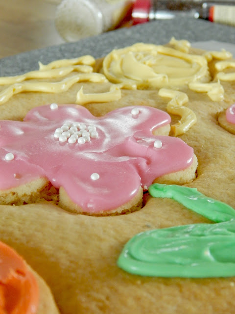 Spring Flower Cookie Garden Puzzle...have an itch for Spring? This fun-filled baking project is great for moms and kids! Who knew you could make a puzzle with cookie dough? (sweetandsavoryfood.com)