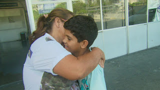 Sob emoção, criança que teve o coração atravessado por espeto de churrasco deixa hospital no Recife