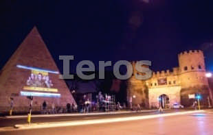 Evento su monumento Roma piramide cestia Evento su monumento Roma piramide cestia