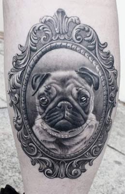 tatuagem de cachorro na panturrilha masculina