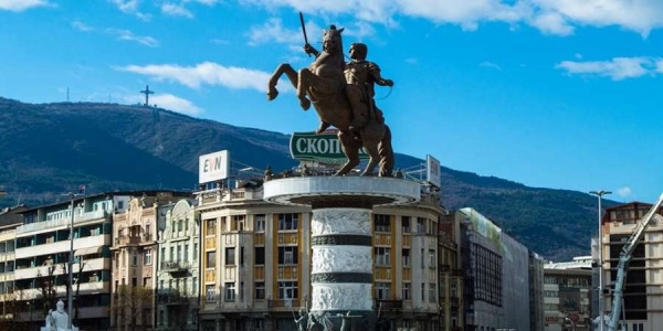 Σκόπια: Ετοιμοι να βγάλουν τα αρχαιοελληνικά αγάλματα και να μετονομάσουν το αεροδρόμιο