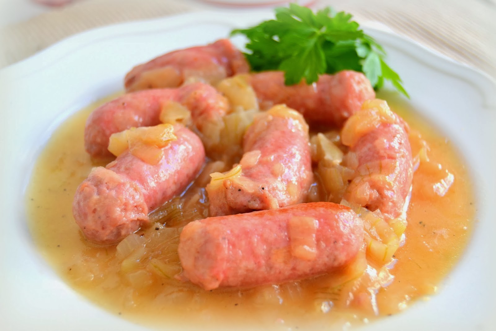 Salchichas al vino blanco