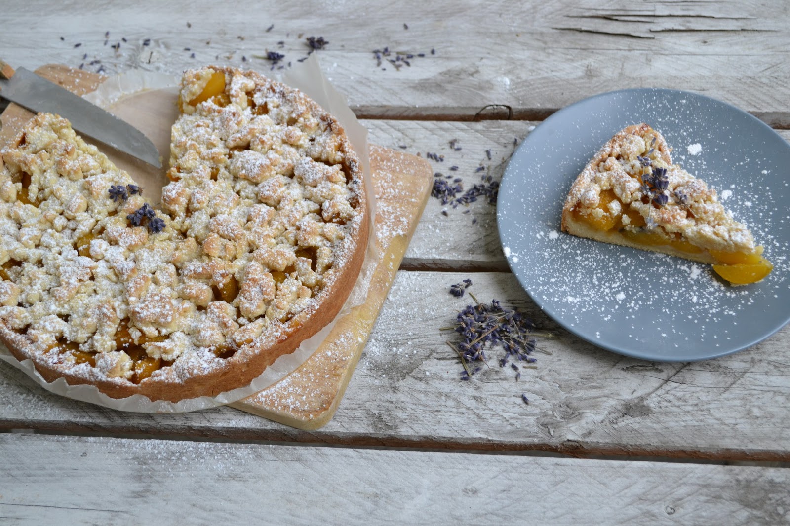Aprikosen-Streuselkuchen mit Lavendelblüten - The Recipe Suitcase